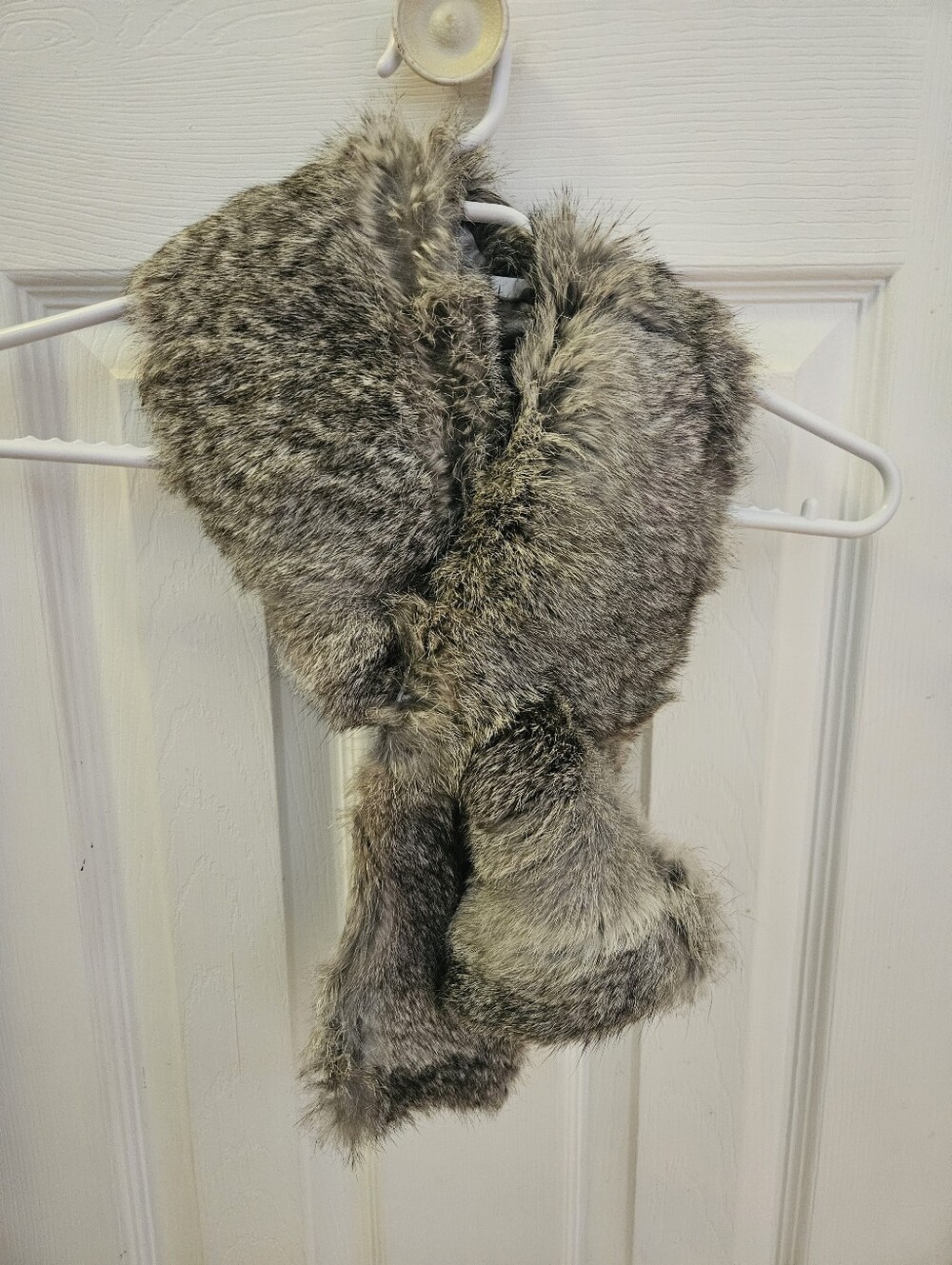 Exquisitely Soft Silver-Grey Real Fur Scarf Approx 38" Long x 5.5" Wide - Picture 16 of 16